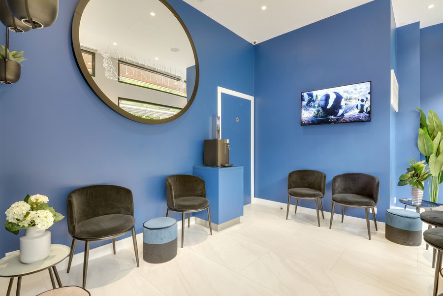 Salle d'attente au mur bleu