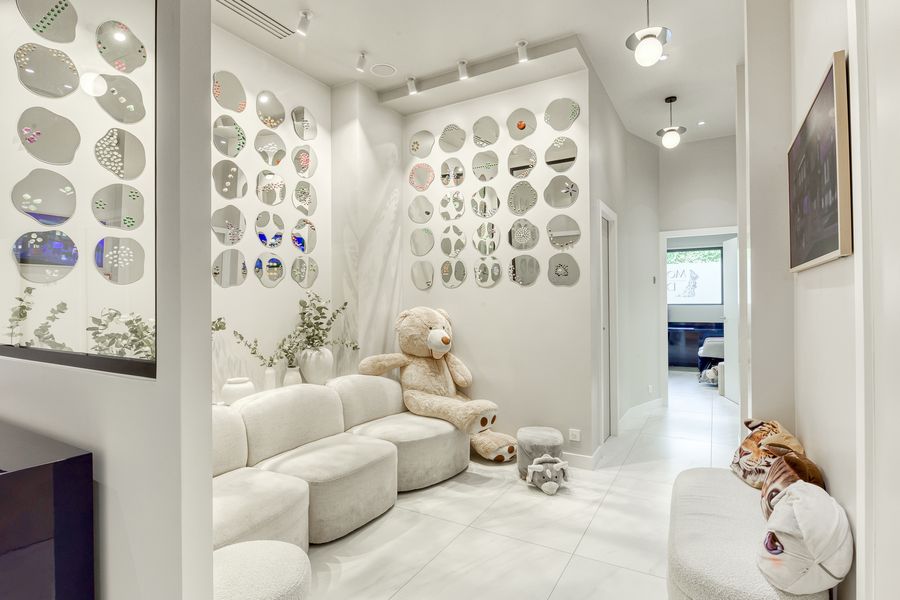 Salle d'attente avec canapés et ours en peluche