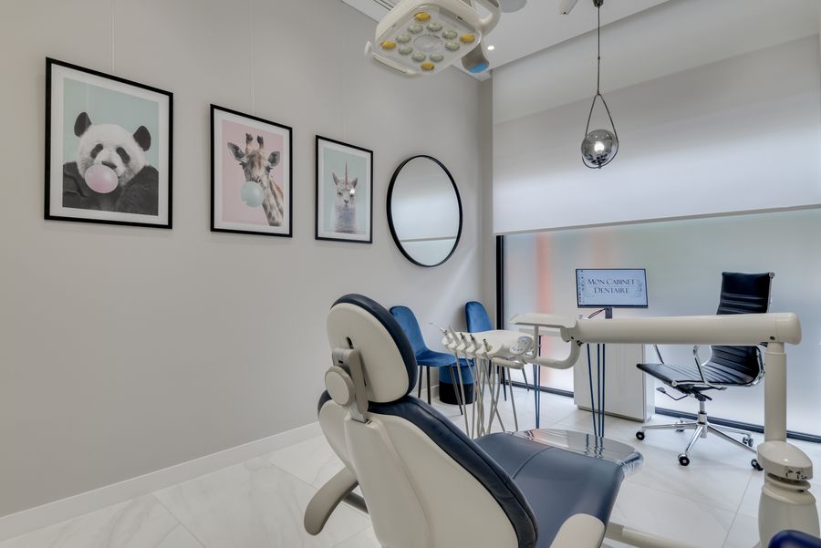 Salle de soins pédiatrique aux tableaux d'animaux
