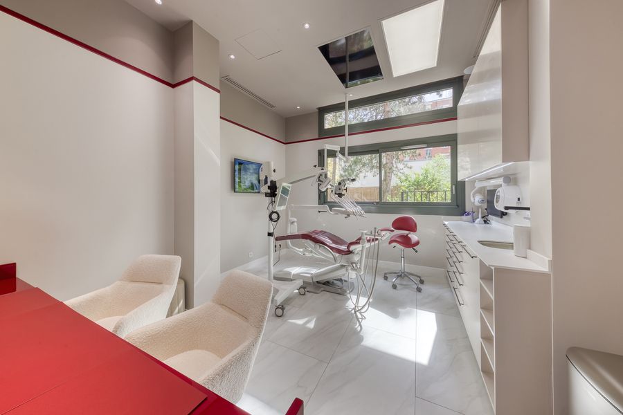 Salle de soins équipée d'un microscope opératoire