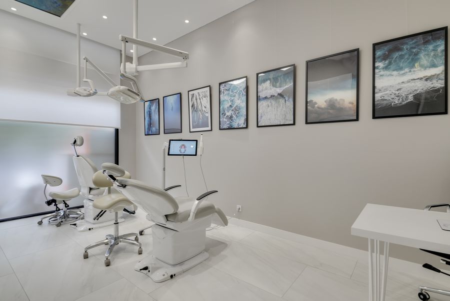 Salle de soins aux tableaux de paysages