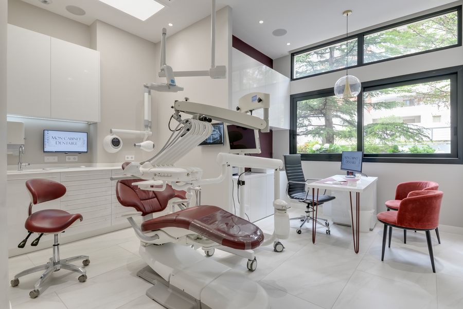 Salle de soins au fauteuil rouge